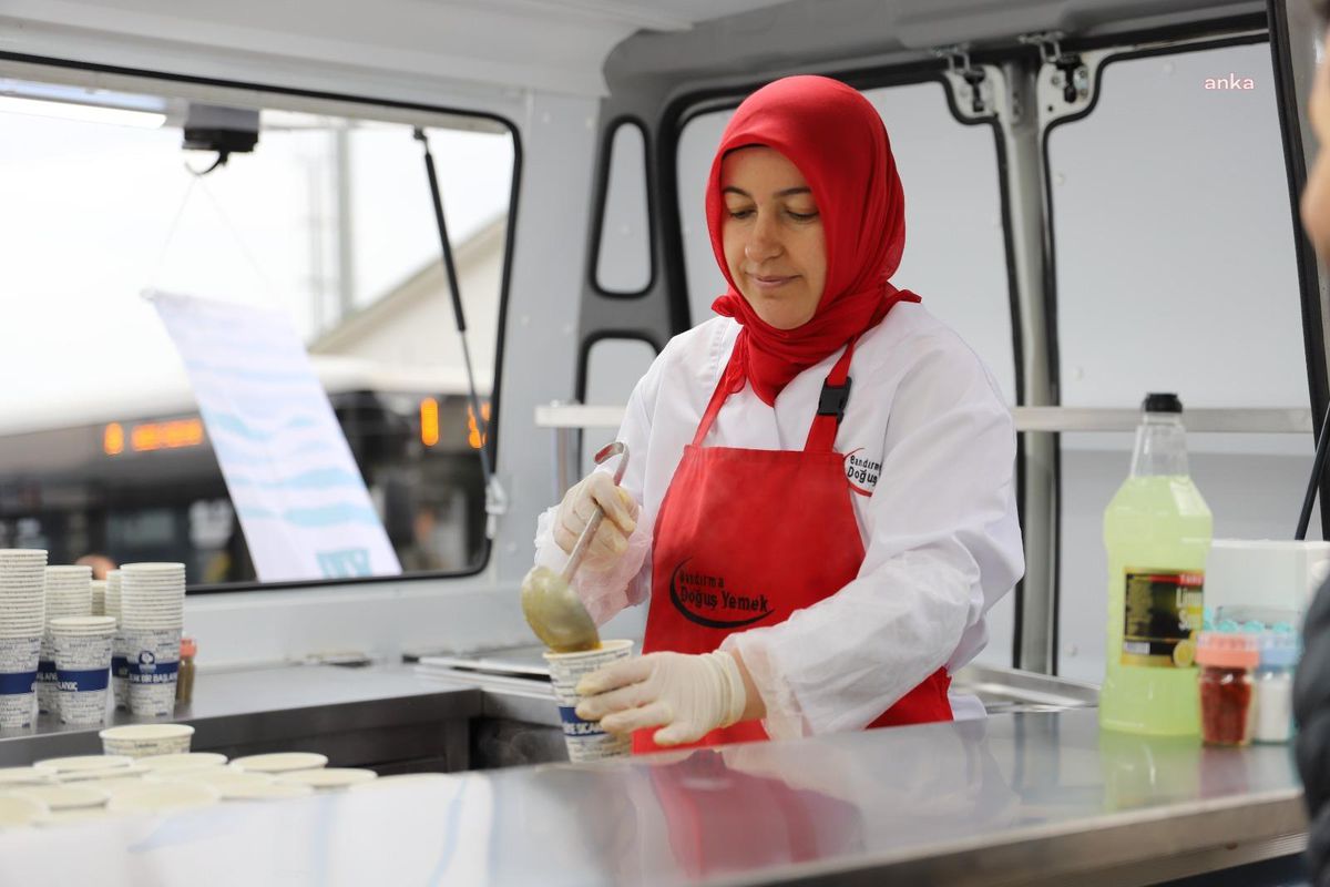 Bandırma Belediyesi Sıcak Çorba İkramıyla Yüzleri Güldürüyor