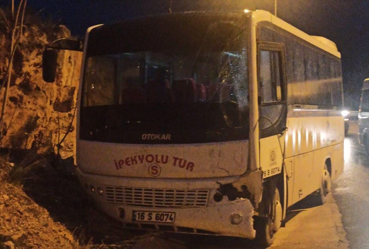 İnegöl'de servis araçları çarpıştı: 6 yaralı