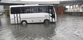 Beykent Sanayi Sitesi'nde Yoğun Yağış Sonucu Yollar Göle Döndü