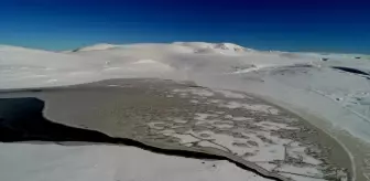 Erzurum'daki Kireçli Göleti Buzla Kaplandı