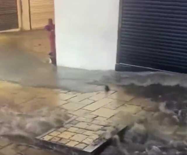 Fareli Kapalıçarşı! Rögar taştı, esnaf elinde çekpasla dolaştı Fareli Kapalıçarşı! Rögar taştı, esnaf elinde çekpasla dolaştı