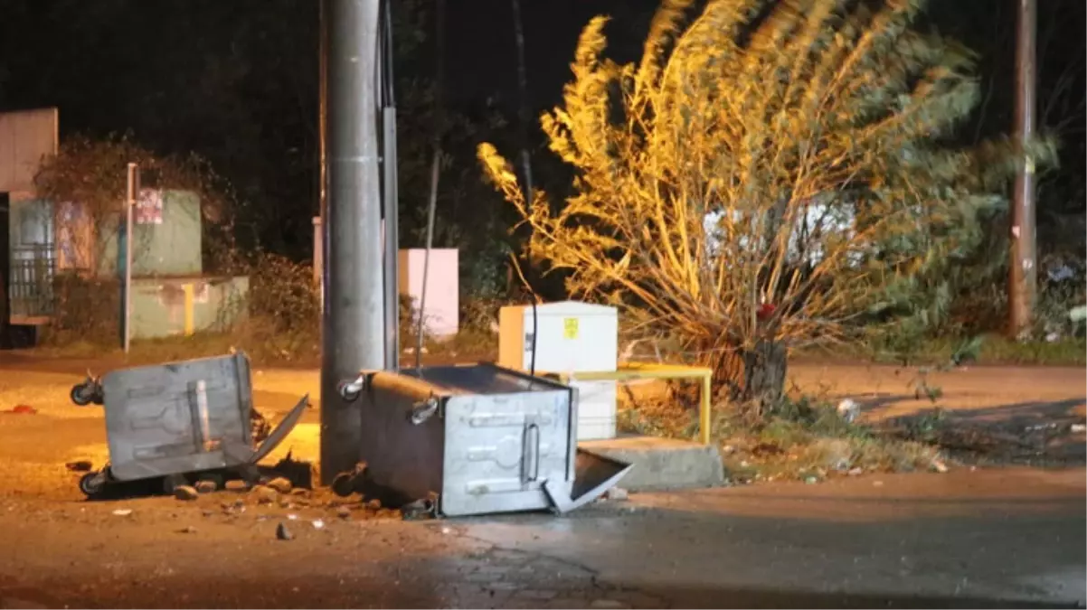 Fırtına, Sakarya'nın turistik ilçesini yıktı geçti! Ağaçlar yerinden söküldü, konteynerler etrafa savruldu