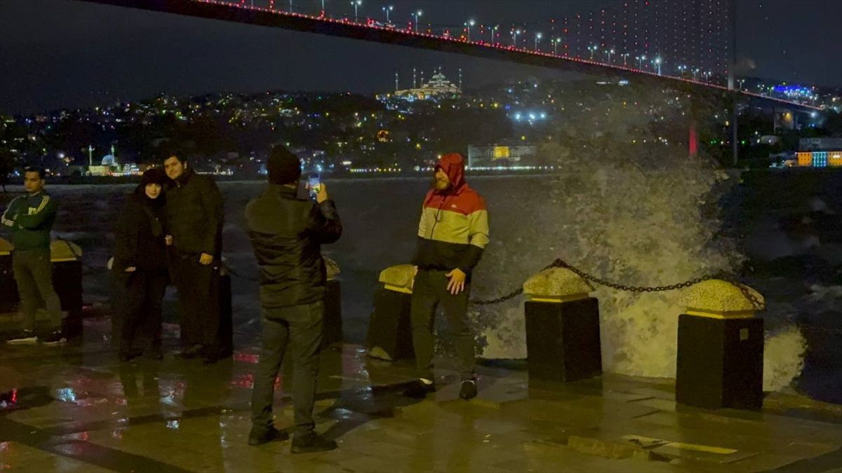 İstanbul'da Etkili Olan Fırtına Hayatı Olumsuz Etkiliyor