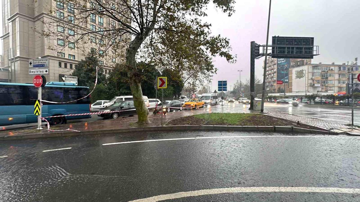 Kağıthane'de Fırtınanın Etkisiyle Devrilen Aydınlatma Direği Kuryenin Üzerine Düştü
