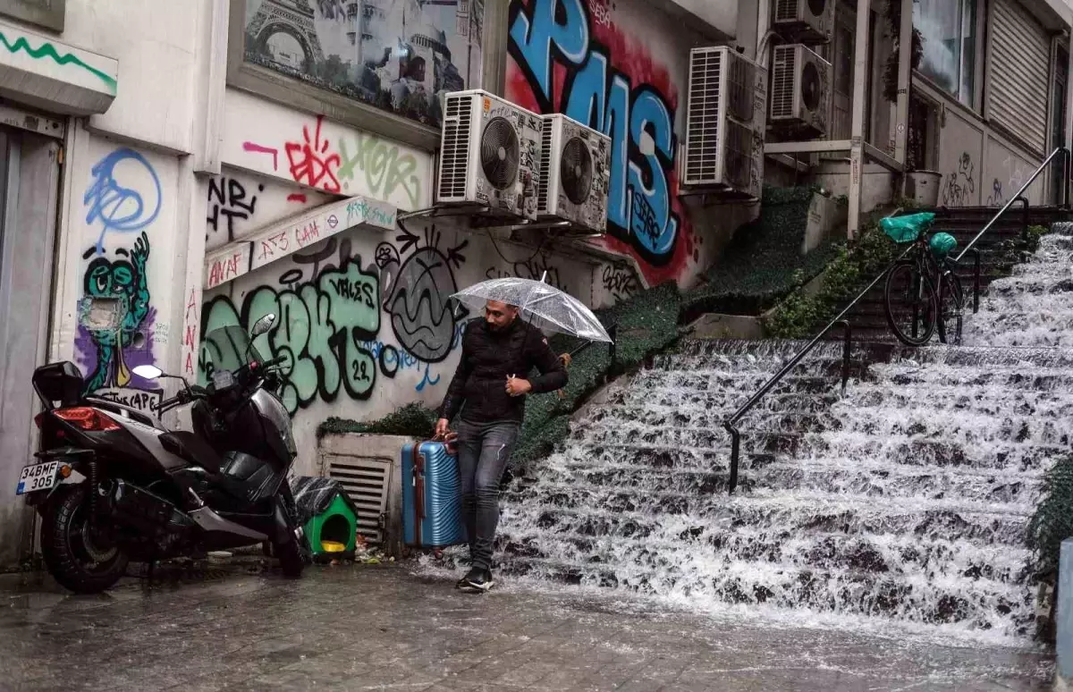 İstanbul'da Sağanak Yağış Nedeniyle Vatandaşlar Zor Anlar Yaşadı