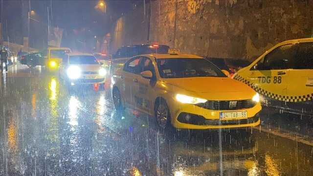 İstanbul sağanak yağışa teslim oldu, AKOM'dan uyarı geldi İstanbul sağanak yağışa teslim oldu, AKOM'dan uyarı geldi