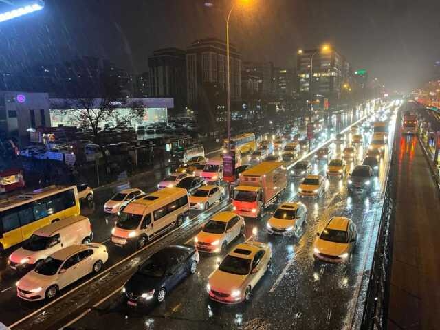 İstanbul sağanak yağışa teslim oldu, AKOM'dan uyarı geldi İstanbul sağanak yağışa teslim oldu, AKOM'dan uyarı geldi