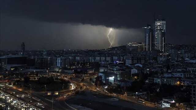 İstanbul sağanak yağışa teslim oldu, AKOM'dan uyarı geldi İstanbul sağanak yağışa teslim oldu, AKOM'dan uyarı geldi