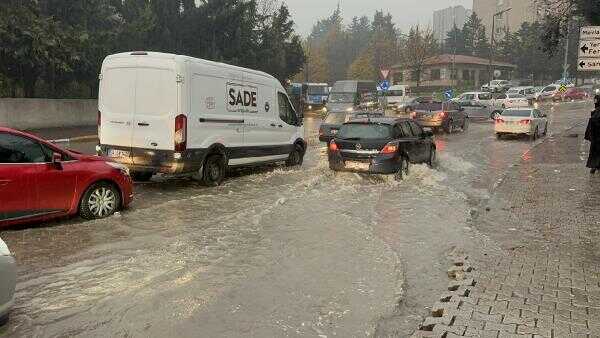 İstanbul sağanak yağışa teslim oldu, AKOM'dan uyarı geldi İstanbul sağanak yağışa teslim oldu, AKOM'dan uyarı geldi