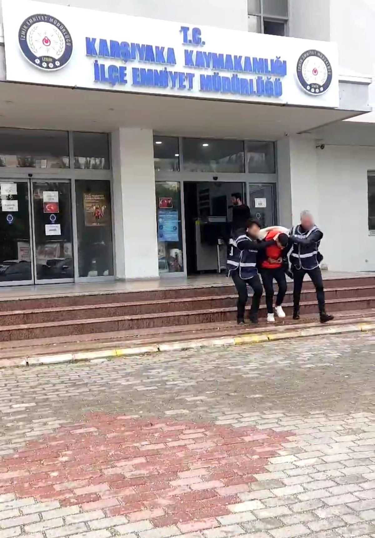 İzmir'de Uyuşturucu Ticareti Yapan 2 Kişi Yakalandı
