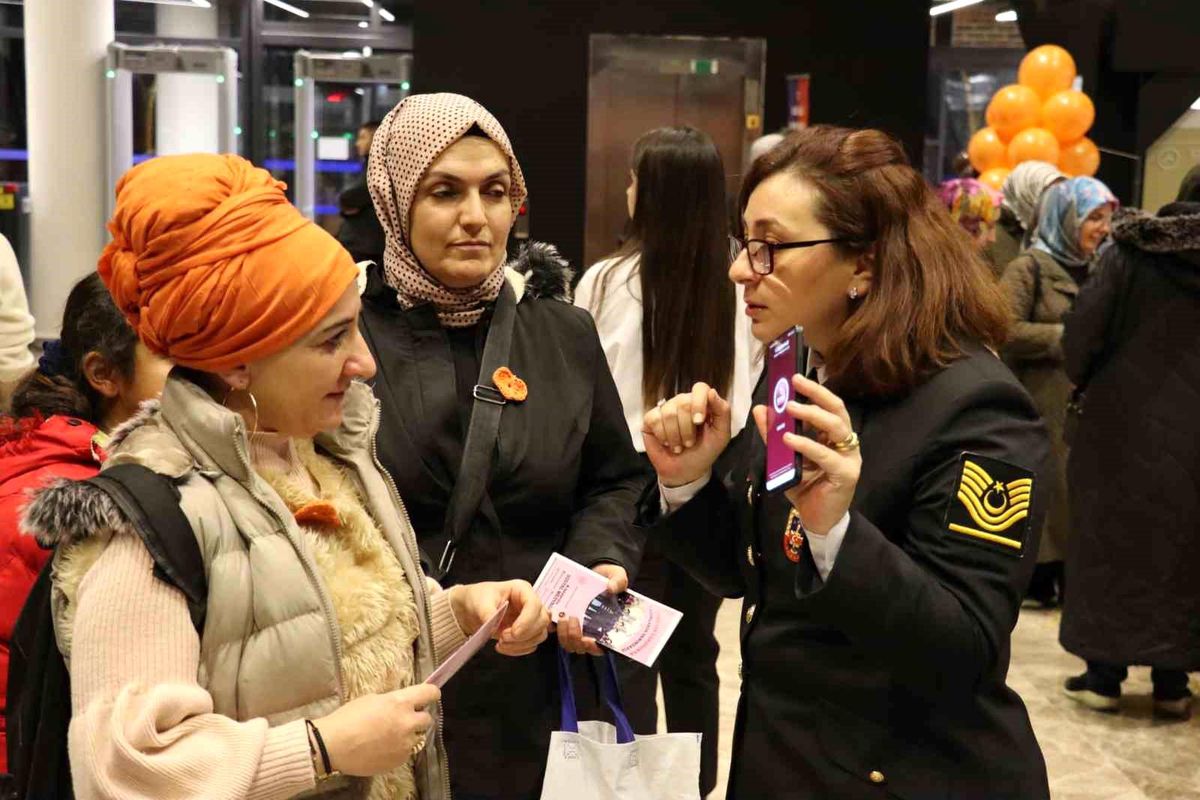 Kocaeli İl Jandarma Komutanlığı Kadına Yönelik Şiddete Karşı Bilgilendirme Yaptı