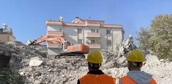 Kahramanmaraş'ta deprem sonrası ağır hasarlı bina yıkıldı