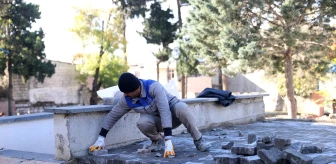 Kahramanmaraş Dulkadiroğlu Belediyesi, Kayabaşı İlkokulu bahçesinde kilit parke çalışması yaptı