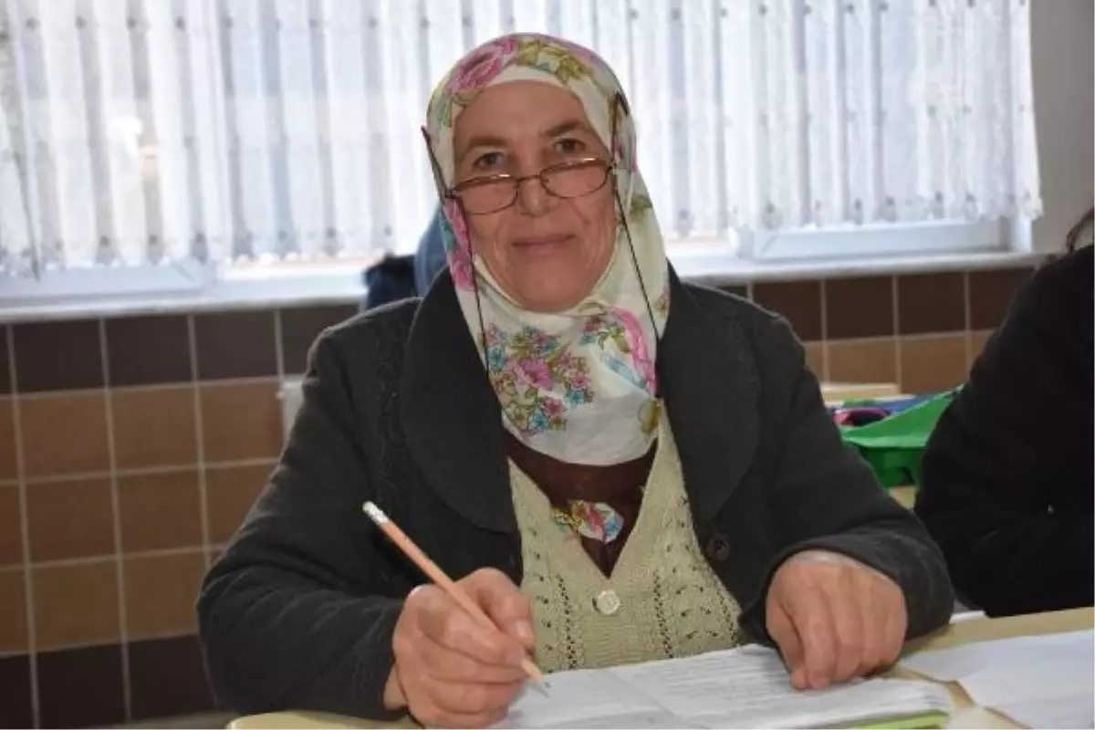 Niğde'de Okuma Yazma Kursuna Katılanlar Mutlu