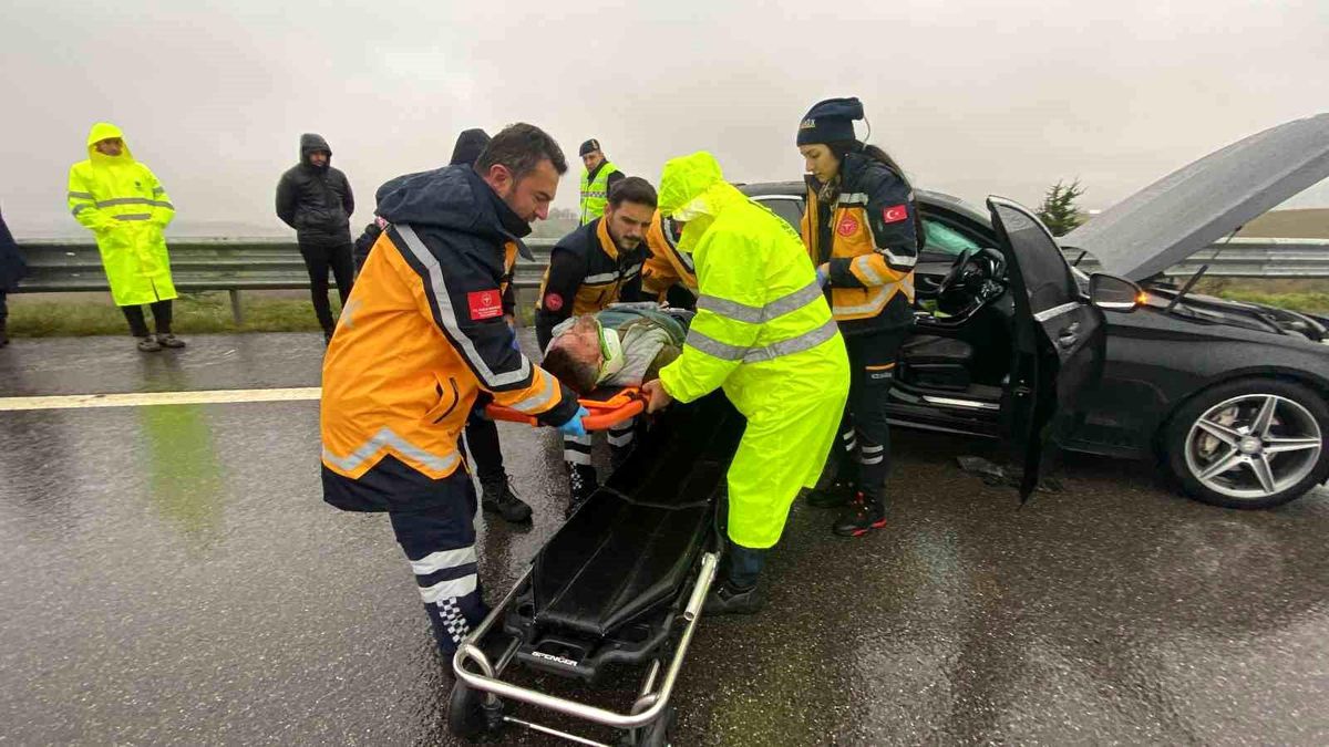 Kuzey Marmara Otoyolu'nda lüks otomobil tıra çarptı: 3 yaralı