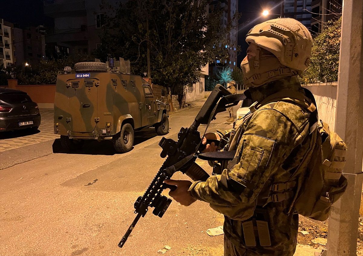 Mersin'de PKK/KCK ve FETÖ operasyonu: 12 zanlı yakalandı