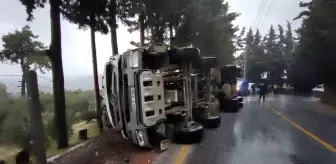 Aydın'da yağışlı hava nedeniyle beton mikseri devrildi