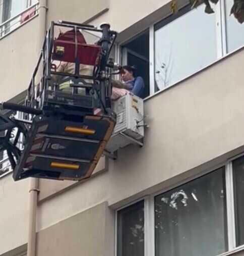 Yine şişede durduğu gibi durmadı! Alkolü fazla kaçıran kadın, klima motorunun üstüne çıktı