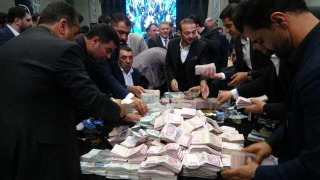 Yok böyle bir düğün! Toplanan parayı onlarca kişi 6 saatte yayabildi Yok böyle bir düğün! Toplanan parayı onlarca kişi 6 saatte yayabildi