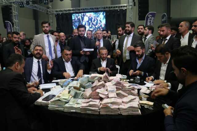 Yok böyle bir düğün! Toplanan parayı onlarca kişi 6 saatte yayabildi Yok böyle bir düğün! Toplanan parayı onlarca kişi 6 saatte yayabildi