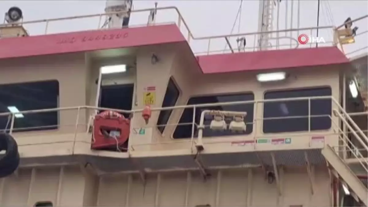 Zeytinburnu açıklarında karaya oturan gemiye kurtarma çalışmaları