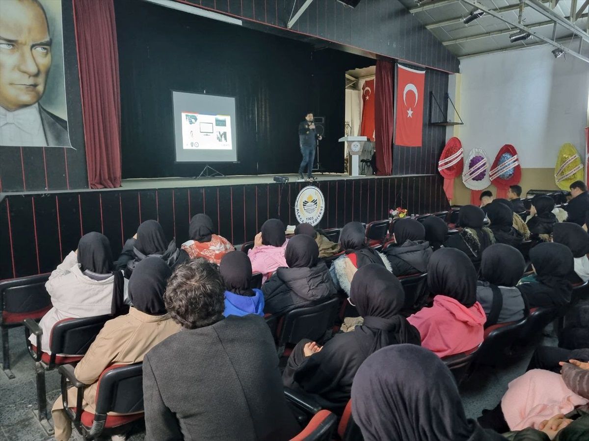 Alaca'da Siberay ekipleri öğrencileri bilgilendirdi