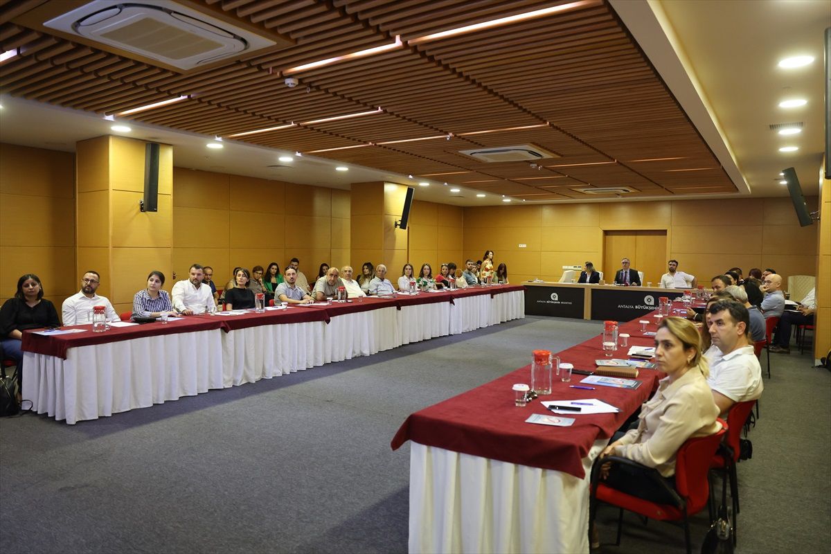 Antalya Büyükşehir Belediyesi Çevre Kurulu, tek kullanımlık plastiklerin neden olduğu sorunlar ve mikroplastiklere ilişkin toplantı düzenledi