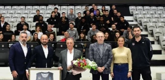 Beşiktaş Kulübü Başkanı Ahmet Nur Çebi, basketbol takımlarına veda ziyaretinde bulundu