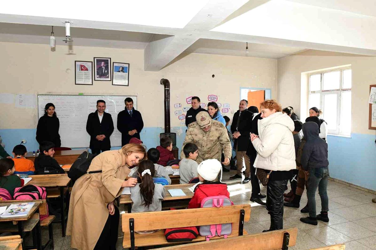 Vanlı iş kadınından öğrencilere yardım