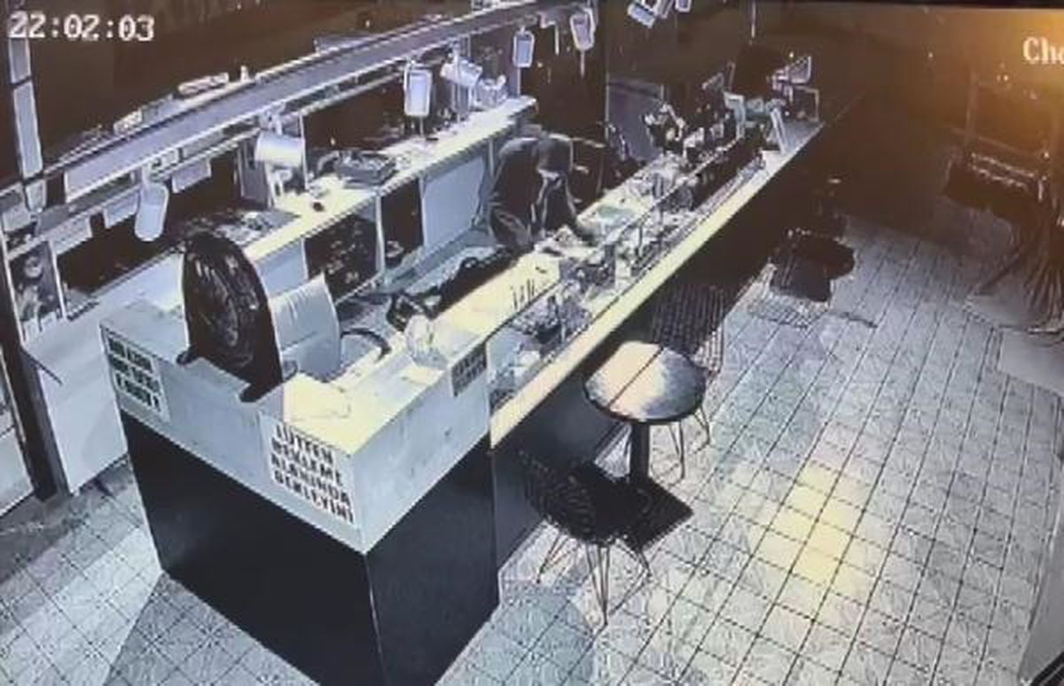 Esenyurt'ta Maskeli Hırsız Telefon Tamiri Yapan Dükkanda 100 Bin Lira Değerinde Cep Telefonu Çaldı
