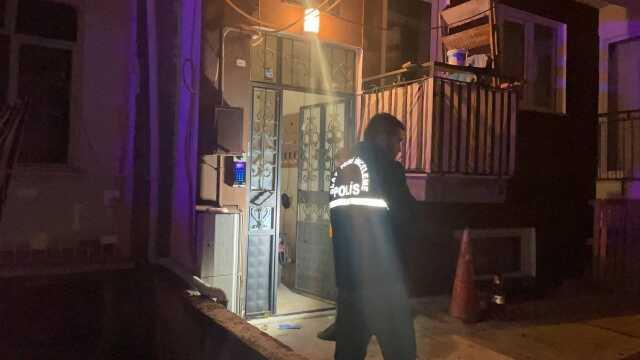 Evinde bıçaklanıp yarı çıplak yardım isteyen genç, son nefesini sokak ortasında verdi