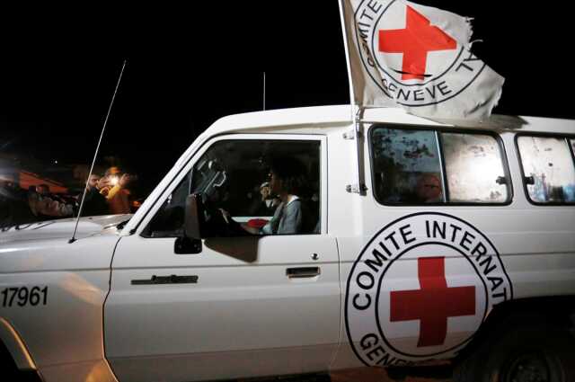 Hamas, 2 İsrailli rehineyi daha Kızılhaç'a teslim etti Hamas, 2 İsrailli rehineyi daha Kızılhaç'a teslim etti