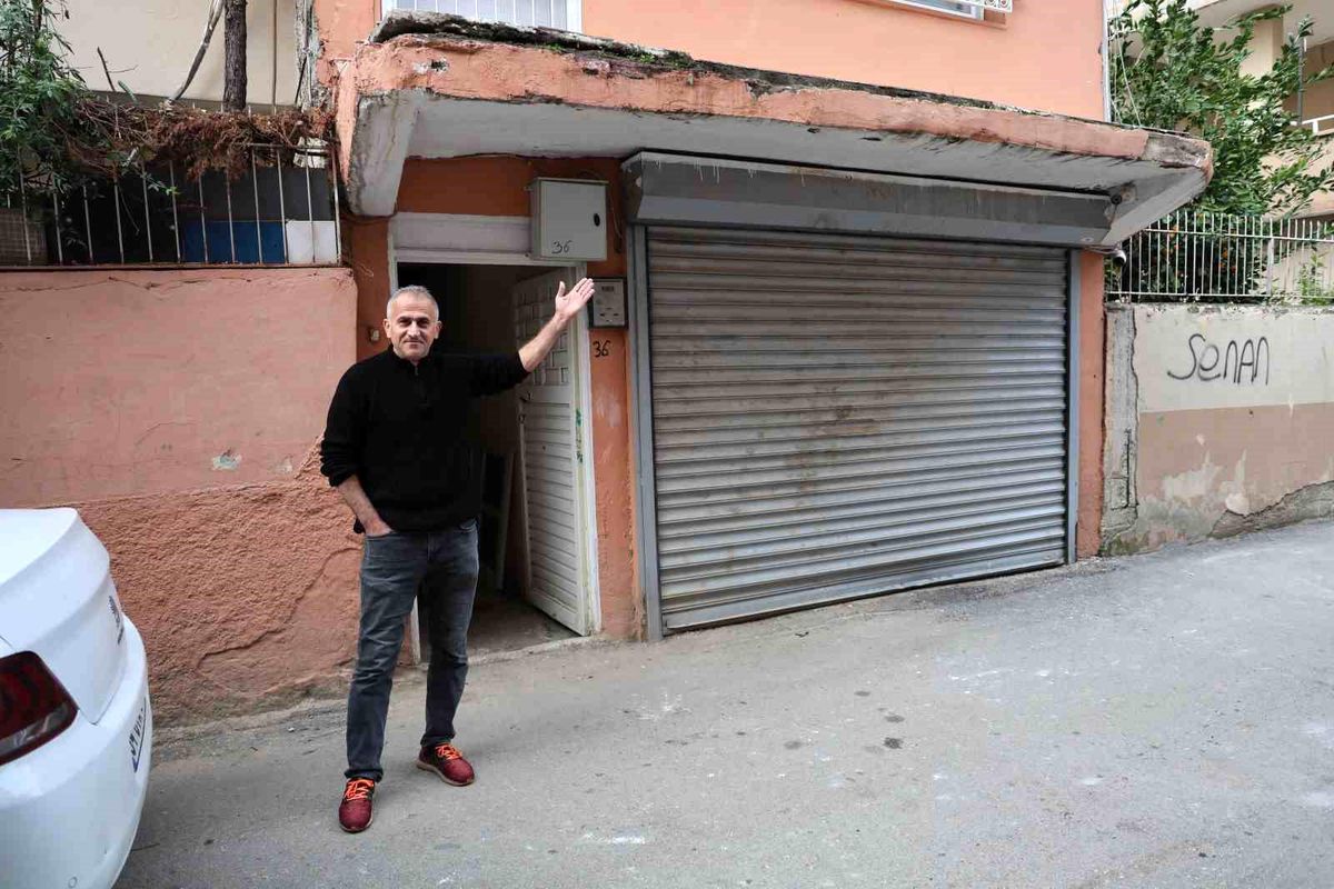 Adana'da bir evin balkonuna kamyonet çarptı