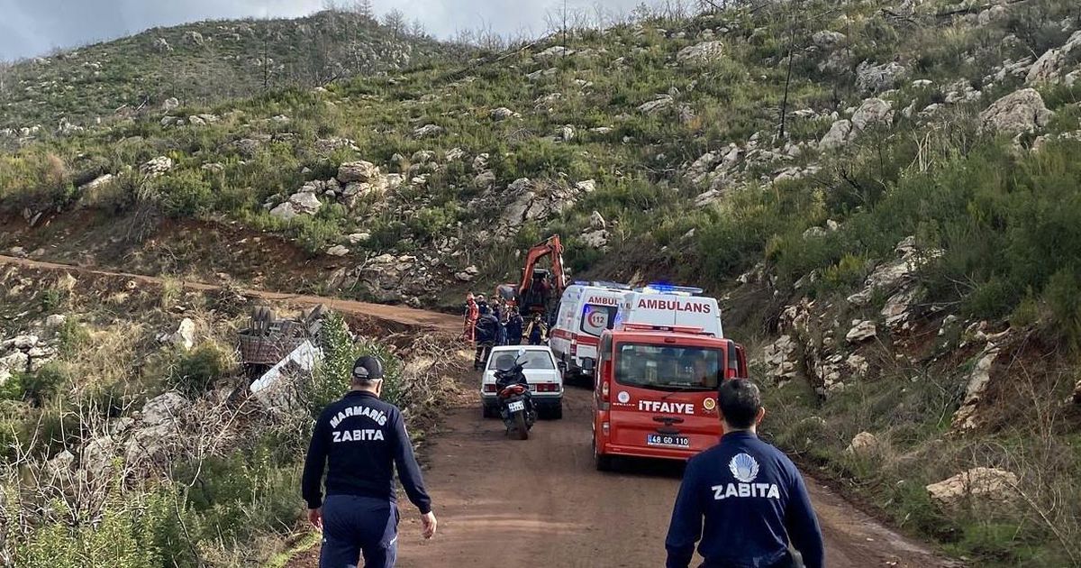Marmaris'te orman yangını sonrası kereste kamyonu devrildi