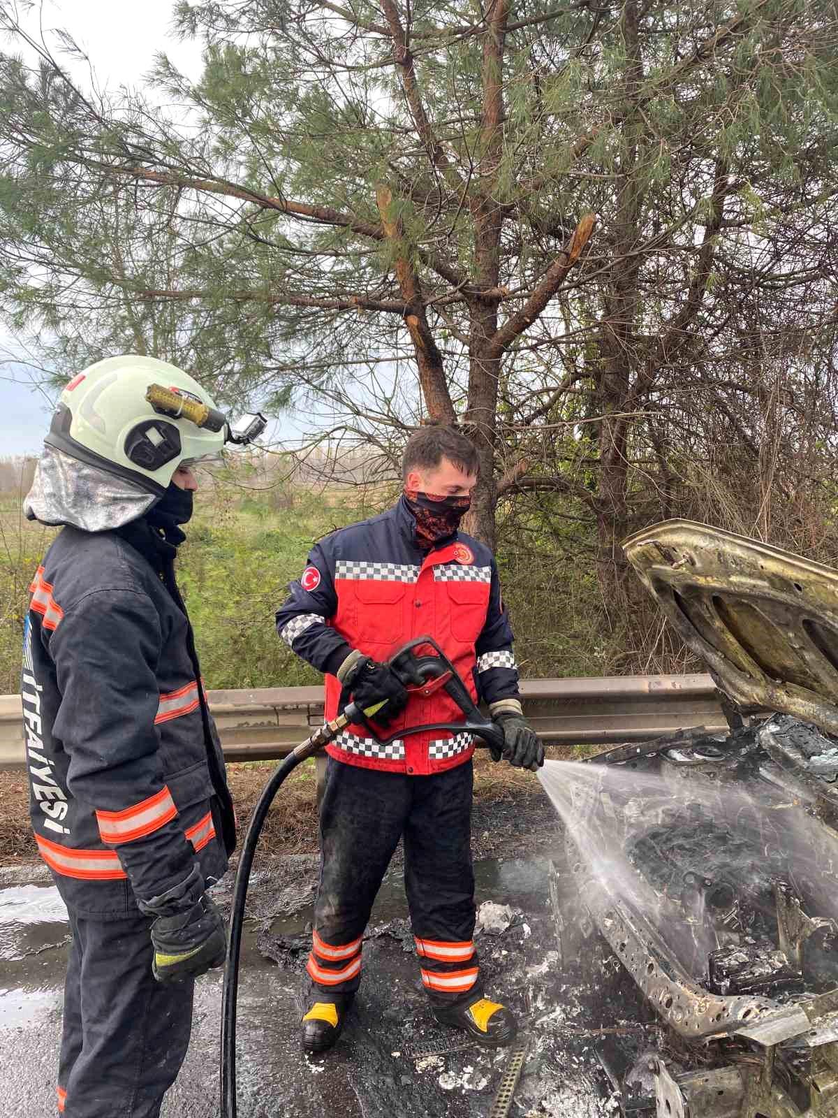 Anadolu Otoyolu Sakarya Geçişinde Otomobil Yangını