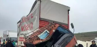 Pendik'te Otomobil ile Kamyon Çarpışması Trafik Yoğunluğuna Neden Oldu