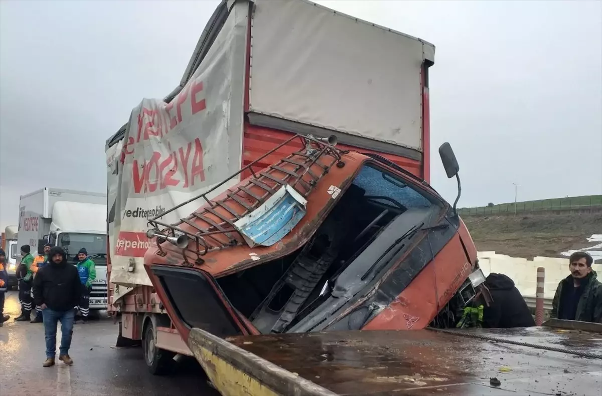 Pendik'te Otomobil ile Kamyon Çarpışması Trafik Yoğunluğuna Neden Oldu