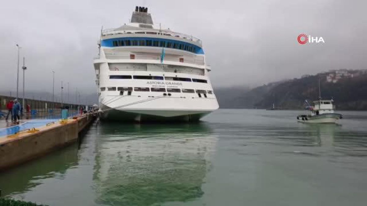 Rus turistleri taşıyan gemi 33. kez Amasra Limanı'na demirledi