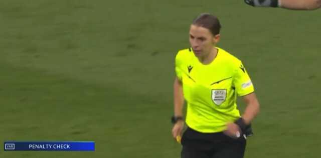 Şampiyonlar Ligi'nde Galatasaray'ı yakan hakemin VAR uyarısı sonrası yaptığı hareketler ağızları açık bıraktı Şampiyonlar Ligi'nde Galatasaray'ı yakan hakemin VAR uyarısı sonrası yaptığı hareketler ağızları açık bıraktı