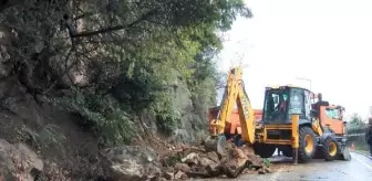Sarıyer'de Yamaçtan Kopan Kaya Parçaları Yola Düştü