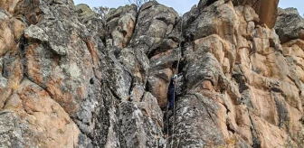 İtfaiye Ekipleri Kayalıklarda Mahsur Kalan Keçiyi Kurtardı