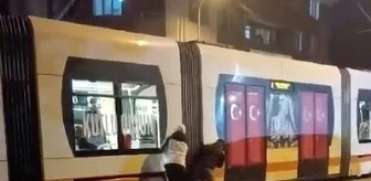 Eskişehir'de Yağıştan Dolayı Yokuş Çıkmakta Zorlanan Tramvayı İttiren Gençlerin Videosu Viral Oldu