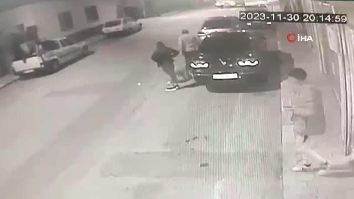 Kamyonetin açılan kapağı kadının başına çarptı
