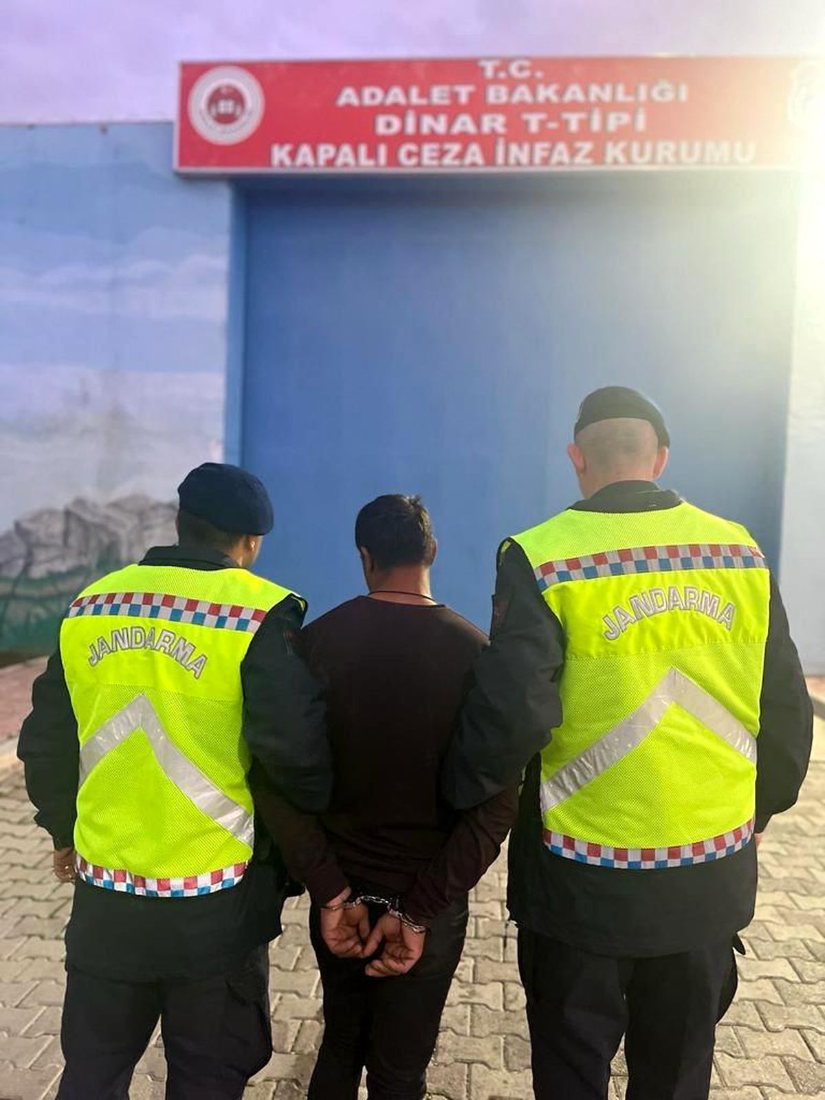 Afyonkarahisar'da hırsızlık suçundan aranan şahıs yakalandı