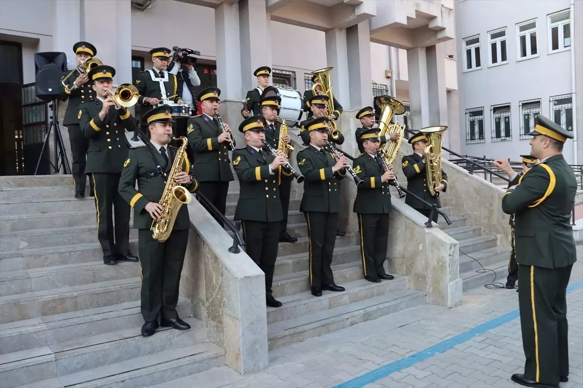 Dünya Engelliler Günü'nde özel gereksinimli bireylere konser verildi