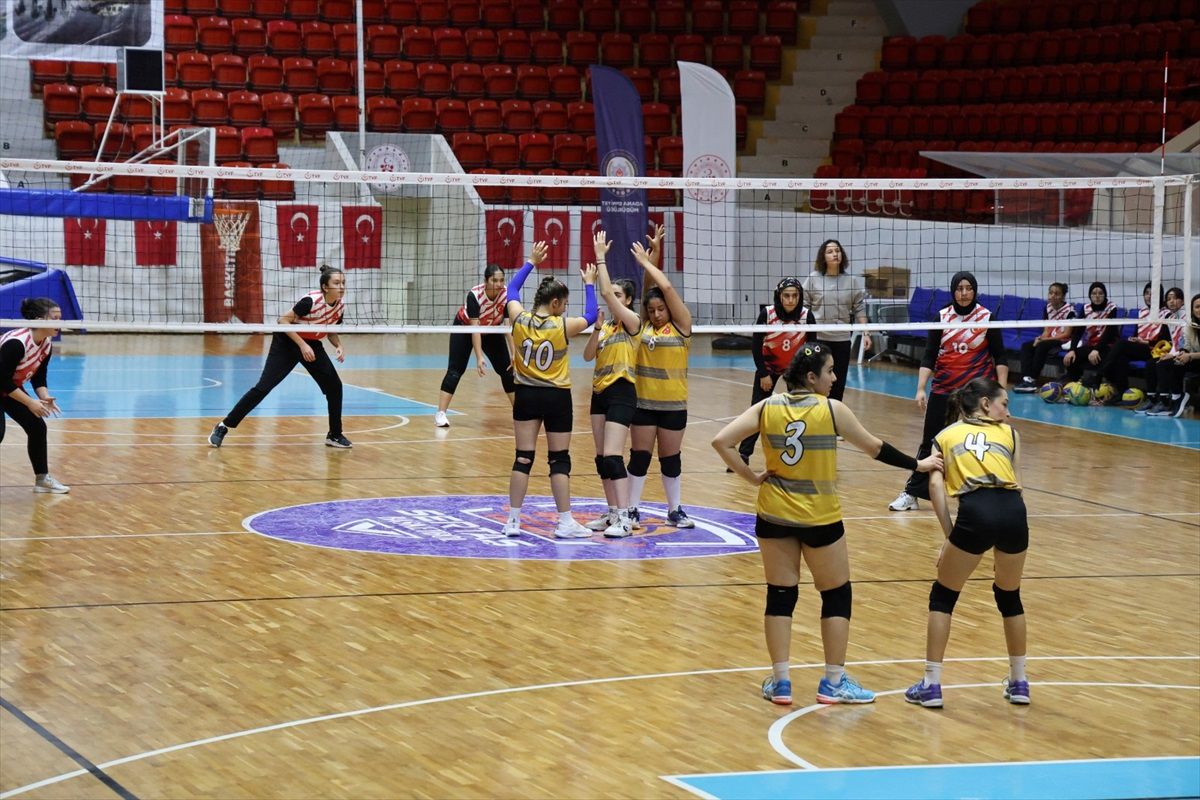 Adana'da düzenlenen voleybol turnuvasında şampiyon takıma ödülleri verildi