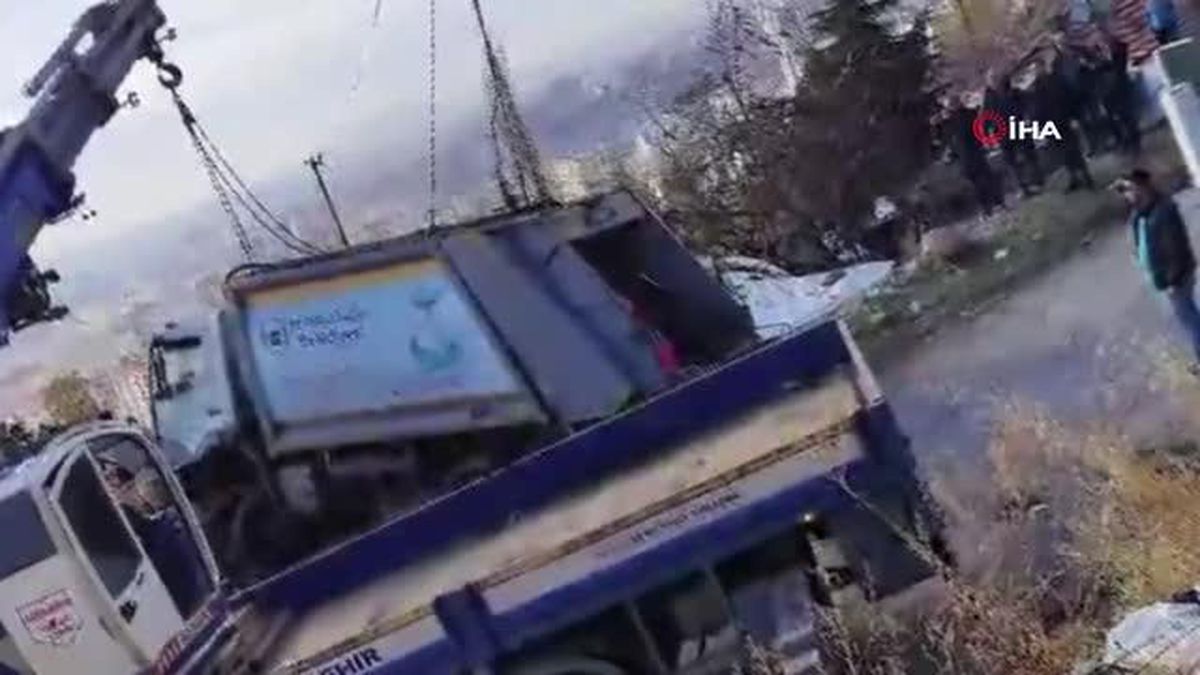 Ankara'da Çöp Kamyonu Gecekondunun Çatısına Uçtu