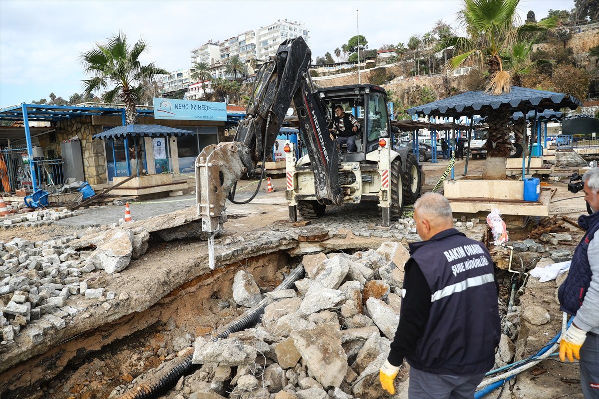Antalya'da hafriyat altında kalan kedi hayata döndürüldü