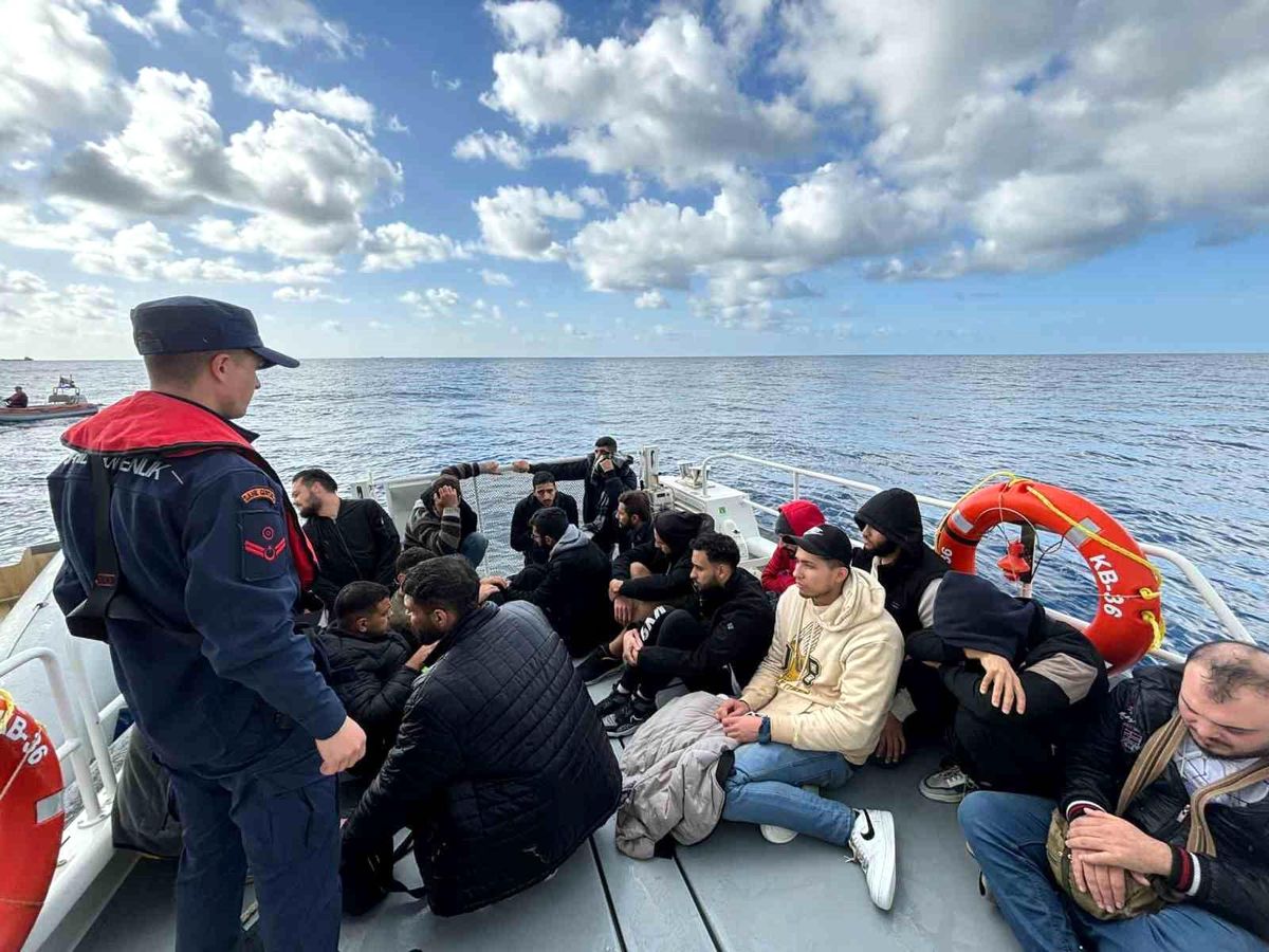 Antalya'da ülkeyi terk etmeye çalışan 22 düzensiz göçmen yakalandı