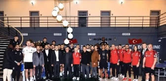Beşiktaş Kulübü Başkanı Ahmet Nur Çebi, futbol takımını ziyaret etti